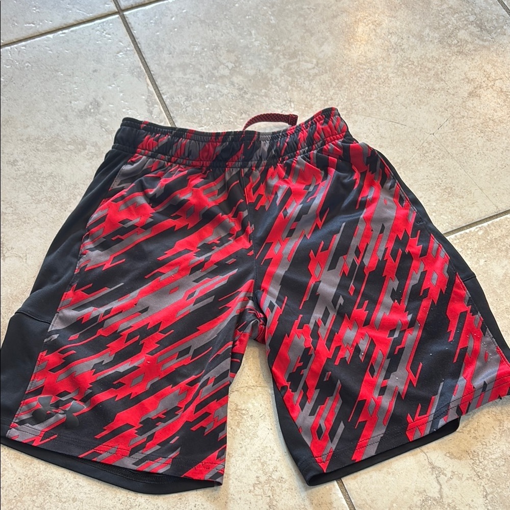 Under Armour Boys Red and Black Athletic Shorts Size Small